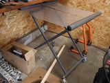 une image d'un établi dans un garage avec des outils dessus