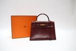 HERMÈS Paris 
Sac à main modèle « Kelly 32 » retourné en cuir « b...