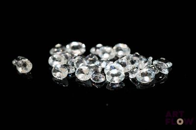 gros plan d'un groupe de diamants sur une surface noire