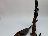 une image représentant une sculpture en bois d'un homme et d'un bateau sur un fond blanc