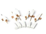 quatre morceaux de fil électrique blanc sur une surface blanche