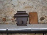 une lampe posée sur une table à côté d'un livre