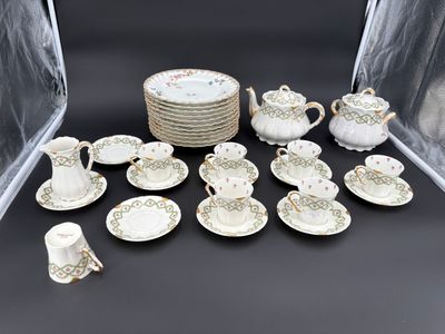 beaucoup d'assiettes, de tasses et de soucoupes sur la table