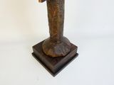 une statue de femme tenant une fleur à la main