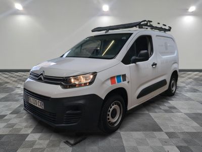 la camionnette blanche est garée sur le sol en damier d'une pièce