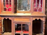 une armoire en bois avec des portes vitrées et des étagères