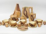 de nombreux morceaux de bois posés sur une table