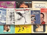 de nombreux CD différents exposés sur une table