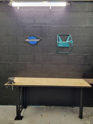 une image d'un établi dans un garage