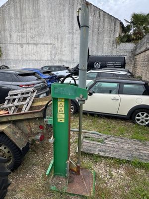 une machine verte qui est garée dans l'herbe