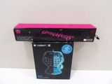 une boîte rose sur laquelle est posé un clavier noir