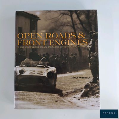 Le livre s'intitule « Open Roads and Front Engines » et présente l'image d'une voiture de course roulant sur un chemin de terre.