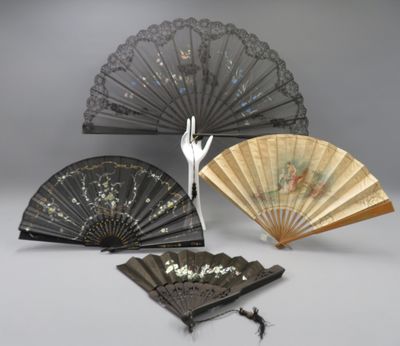 4 éventails, divers décors. Certains gouachés.