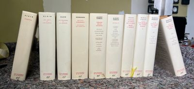 un grand nombre de livres posés sur une table