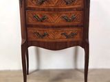 une ancienne commode en bois avec dessus en marbre