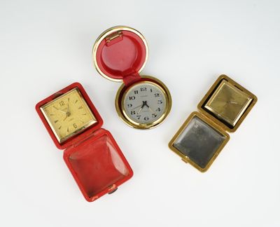 un petit étui rouge orné d'une horloge dorée