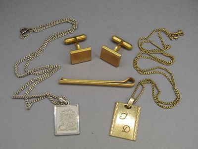 de nombreux objets en or et en argent posés sur une table
