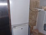 une photo d'un réfrigérateur dans une cuisine en cours de rénovation