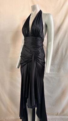 the mannequin is wearing a black dress with a halt