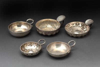 six couverts, dont des bols et des cuillères, posés sur une table