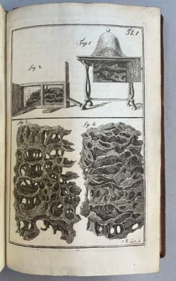 un livre ouvert sur lequel est dessiné un tableau et une chaise