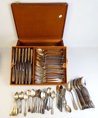 beaucoup de cuillères et de fourchettes dans une boîte en bois