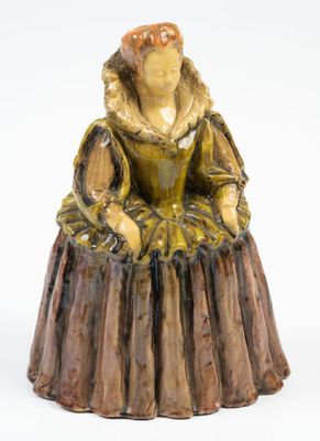 figurine représentant une femme assise sur une souche d'arbre