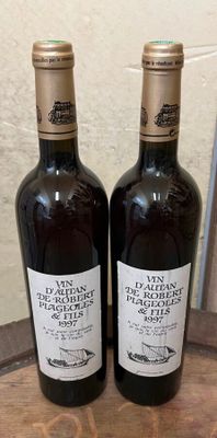 deux bouteilles de vin posées sur une table en bois