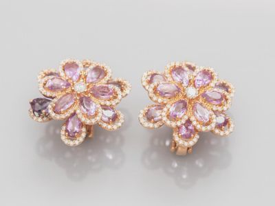 une paire de boucles d'oreilles en saphir rose et diamants