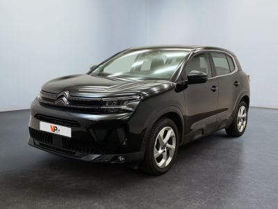 Une Citroën noire est garée dans une grande pièce