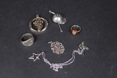 de nombreux bijoux en argent sur un fond noir