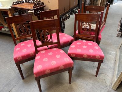quatre chaises avec un revêtement rose, un revêtement rose, un revêtement rose, un revêtement rose, un revêtement rose, un revêtement rose, un revêtement rose, un revêtement rose