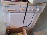 une boîte de pommes devant un micro-ondes