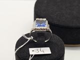 une bague posée sur une boîte noire