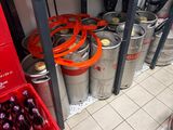 de nombreux fûts posés les uns à côté des autres sur le sol