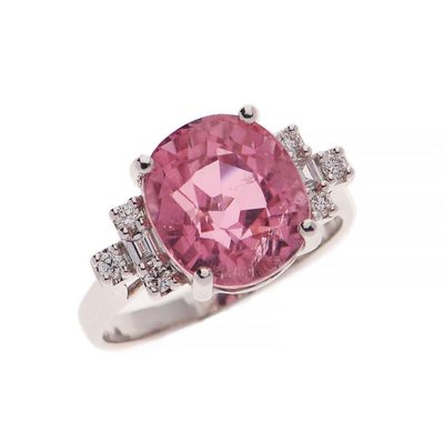 une image représentant un diamant rose et une bague en diamant sur fond blanc