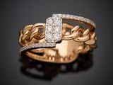 gros plan d'une bague en or avec des diamants sur une surface noire