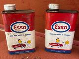 deux bidons d'huile d'esso et des porte-clés sur une table
