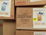 Plusieurs boîtes de croquettes pour chiens sont empilées les unes sur les autres