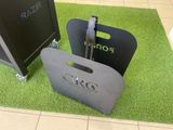 deux chariots à bagages posés par terre