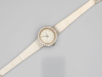 une montre-bracelet pour femme avec une lunette sertie de diamants