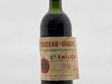 une bouteille de vin posée sur une table