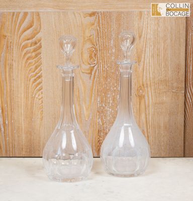 deux vases en verre transparent posés sur une table