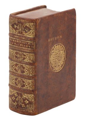 un livre en cuir marron, orné de bordures dorées et d'un médaillon doré sur la couverture