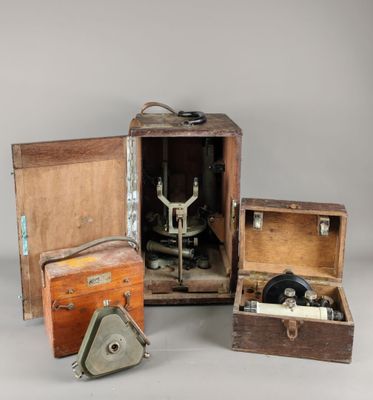 trois vieilles caisses en bois contenant chacune une machine à coudre