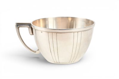 une coupe en argent munie d'une anse, sur fond blanc