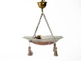 un oiseau perché sur un objet suspendu