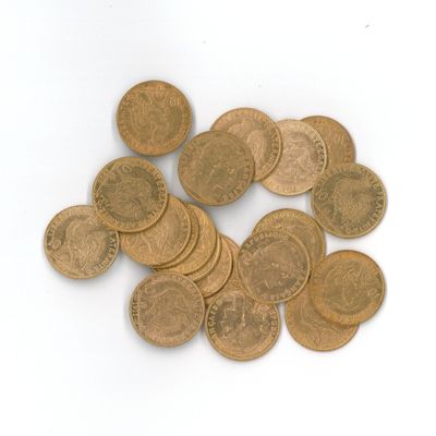 beaucoup de pièces qui sont sur la table