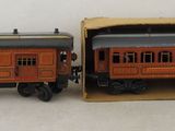 deux petits trains posés dans une boîte sur une table