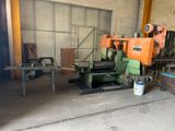 une machine qui se trouve à l'intérieur d'un bâtiment